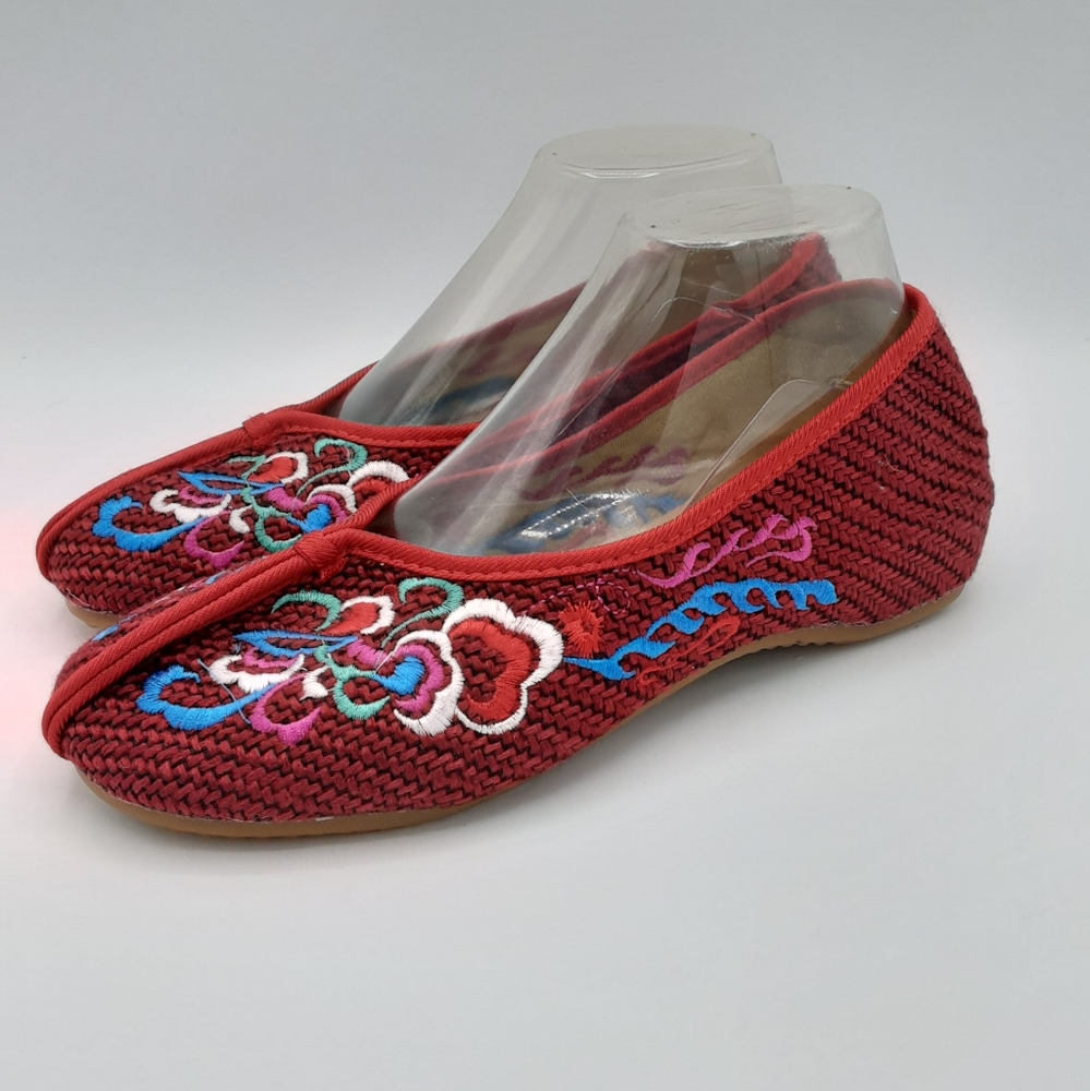Cinak Floral Embroidered Flats.